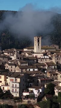 Il centro storico di Narni avvolto tra le nuvole, borgo medievale della provincia di Terni, Umbria, Italia.
Vista aerea della citt&agrave; Narni, meta turistica dell'Italia centrale.