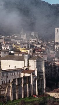 Il centro storico di Narni avvolto tra le nuvole, borgo medievale della provincia di Terni, Umbria, Italia.
Vista aerea della citt&agrave; Narni, meta turistica dell'Italia centrale.