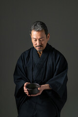 お茶を飲むシニア男性