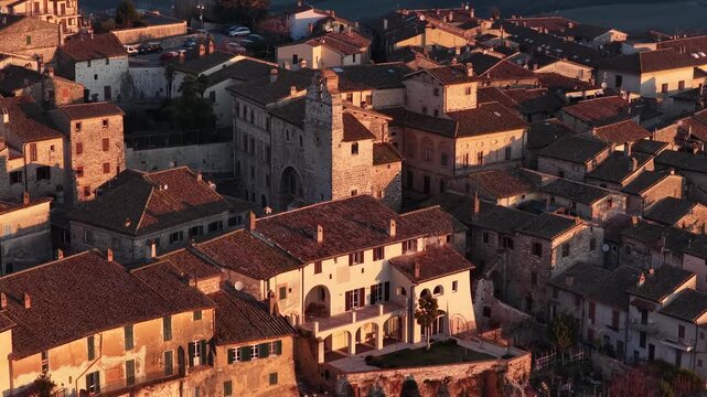 Il borgo Umbro di San Gemini e il suo centro storico medievale. Provincia di Terni, Umbria, Italia.
Vista aerea della citt&agrave; San Gemini, meta turistica di Stranieri e italiani.