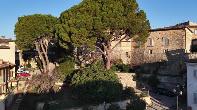 Il borgo Umbro di San Gemini e il suo centro storico medievale. Provincia di Terni, Umbria, Italia.
Vista aerea della citt&agrave; San Gemini, meta turistica di Stranieri e italiani.