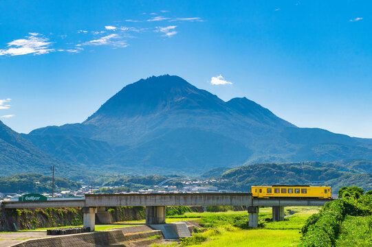 島原鉄道の車両と雲仙岳