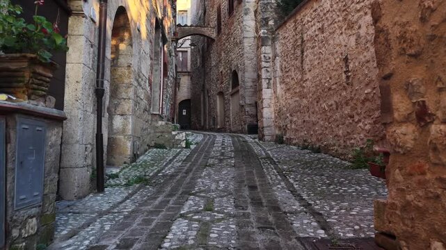 I vicoli del centro storico medievale di San Gemini, Terni, Umbria, Italia.
Passeggiando per la citt&agrave; di San Gemini, meta turistica di tranieri e italiani.
