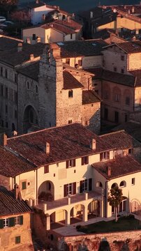 Il borgo Umbro di San Gemini e il suo centro storico medievale. Provincia di Terni, Umbria, Italia.
Vista aerea della citt&agrave; San Gemini, meta turistica di Stranieri e italiani.