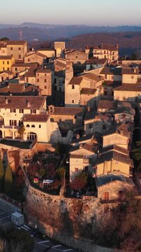 Il borgo Umbro di San Gemini e il suo centro storico medievale. Provincia di Terni, Umbria, Italia.
Vista aerea della citt&agrave; San Gemini, meta turistica di Stranieri e italiani.