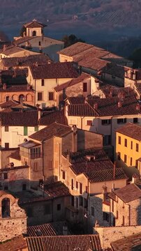 Il borgo Umbro di San Gemini e il suo centro storico medievale. Provincia di Terni, Umbria, Italia.
Vista aerea della citt&agrave; San Gemini, meta turistica di Stranieri e italiani.