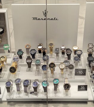 Vitrina con relojes marca Maserati exhibidos en joyer&iacute;a de Madrid, Espa&ntilde;a, 19 de enero de 2026