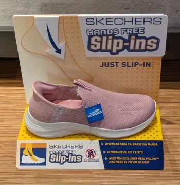Expositor con calzado Skechers Slip-ins hands free en una tienda Skechers, Madrid, Espa&ntilde;a, 19 de enero de 2026	

