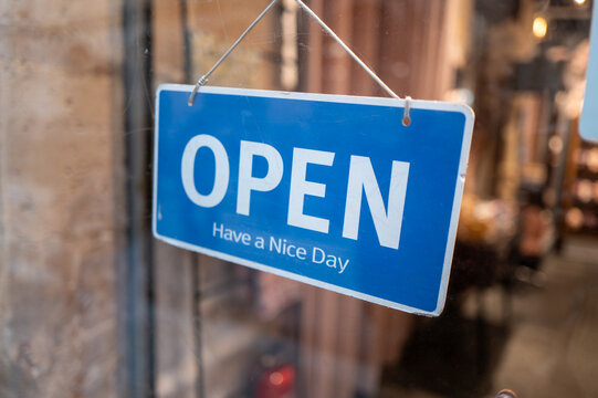 Panneau ouvert devant la porte d'une boutique