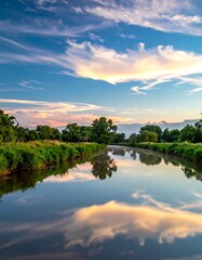 Fluss mit ruhiger Wasseroberfl&auml;che
