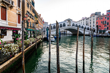 Naklejka premium View of the famous Rialto Bridge in Venice (Italy)