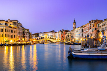 Obraz premium View of the famous Rialto Bridge in Venice (Italy)