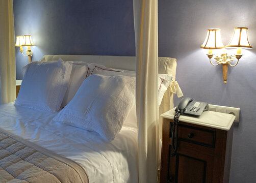 dormitorio con cama con dosel en una casa torre hotel de piedra antigua IMG_1518-as26