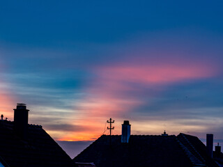 Obraz premium Sonnenuntergang über Dächern
