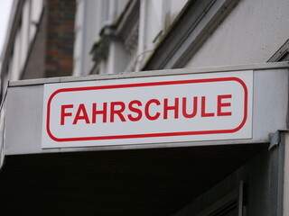 Obraz premium German sign pointing to a driving school