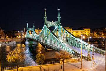 Obraz premium Beleuchtete Freiheitsbrücke in Budapest bei Nacht
