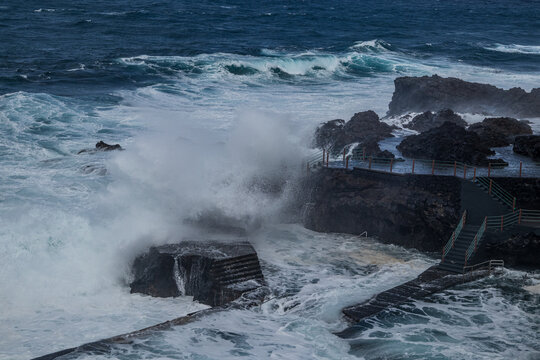 Gran ola rompiendo en las piscinas naturales de La Palma