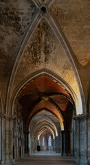 Obraz premium Bourges, France - 10 25 2025: Saint Stephen's Cathedral. Panoramic view of an aisle