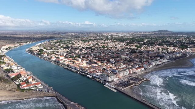 L'embouchure de l'H&eacute;rault et la plage du grau d'Agde