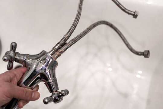 Dismantling an old broken bathroom faucet.Replacing the eyeliner in the mixer.Call a plumber.
