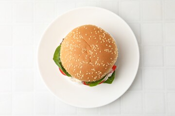 Naklejka premium Delicious burger with meat patty on white tiled table, top view