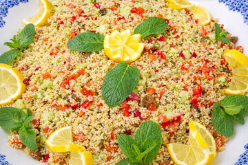 Taboul&eacute;  frais aux l&eacute;gumes, citron et menthe