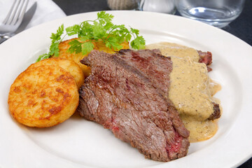 Steak de b&oelig;uf grill&eacute; sauce au poivre avec r&ouml;sti de pommes de terre