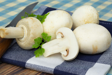 Champignons de Paris frais sur torchon de cuisine