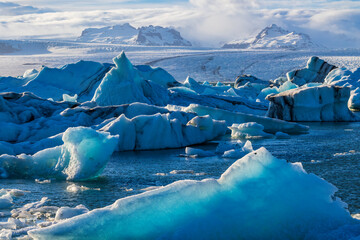 J&ouml;kuls&aacute;rl&oacute;n Icebergs and Brei&eth;amerkurj&ouml;kull Mountains