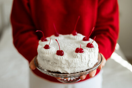 Sponge cake with cream cheese frosting and cherries