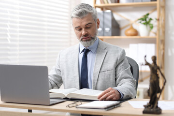 Obraz premium Notary in suit reading book at table in office
