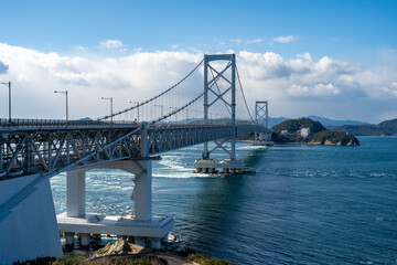 晴れた日の鳴門大橋