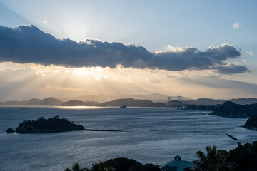 夕暮れの鳴門海峡の風景