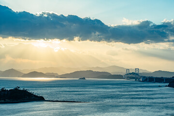 夕暮れの鳴門海峡の風景