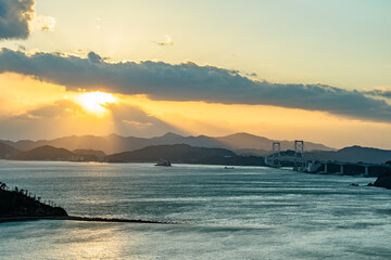 夕暮れの鳴門海峡の風景