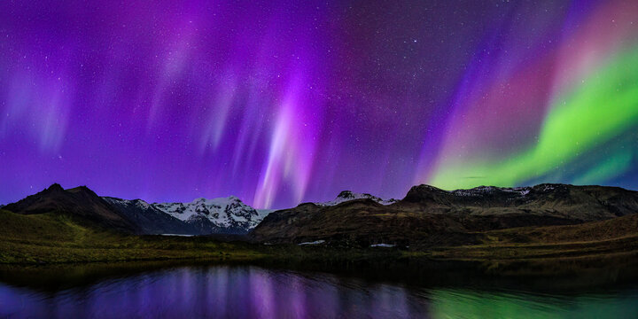 Sv&iacute;nafellslon Lake Aurora Reflections