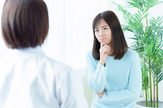 医師の診断にセカンドオピニオンを検討する女性