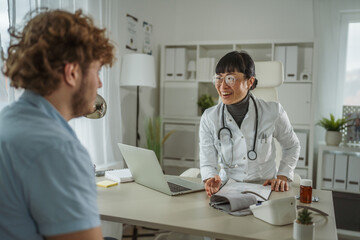 Obraz premium Doctor discussing health information with male patient