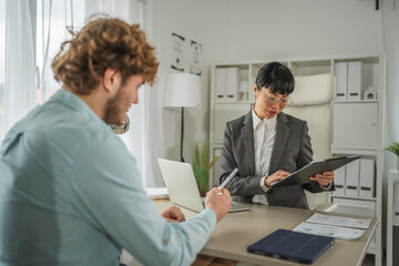 Obraz premium Business professionals having a meeting in office discussing documents