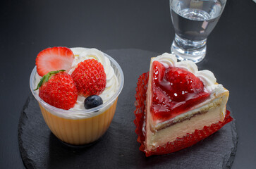 ちょっと贅沢なイチゴのババロアクレープ包みとイチゴプリン