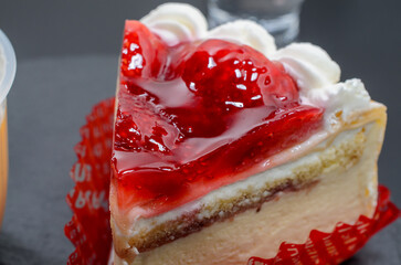 ちょっと贅沢なイチゴのババロアクレープ包み