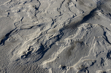 冬の浜辺。誰も居ない海を独り占めしている私。至上の解放感を味わっている。潮が引いたり寄せたり、そのたびに宝石のような小石や貝殻が、行ったり来たり波打ち際をさまよっている。眺めているだけで楽しい気分になった。幾分傾きかけた太陽の光が砂浜を照らしている。砂が作る不思議な紋様。あたかも地球上の広大な平原を眺めているようだ。時を忘れて浜辺で戯れている私。至福の時。