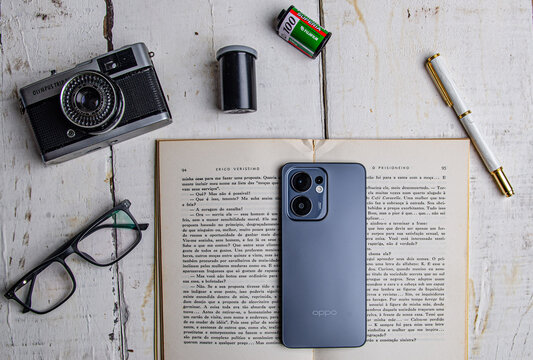 Fundo de tela com o celular Oppo. Muito legal para papel de parede e fundo de tela!