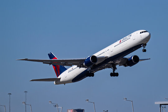 sky harbor airport 2-1-2026 Phoenix, AZ USADelta Airlines Boeing 767-400 N839MH departure from runway 7L at Phoenix Sky Harbor Intl. Airport.