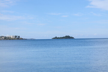 Obraz premium Fishing boats from behind at a distance on a quiet calm bay
