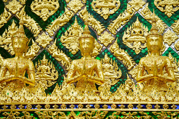 Obraz premium Golden Statues with Intricate Designs in Traditional Asian Temple