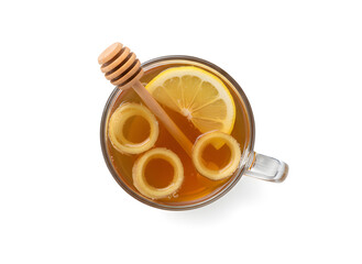 Ingwertee im Glas mit frischen Ingwerscheiben