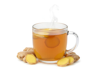 Ingwertee im Glas mit frischen Ingwerscheiben