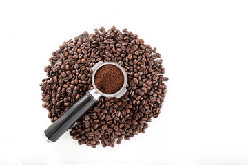 Naklejka premium Professional Portafilter Filled with Fresh Ground Espresso Coffee Resting on a Pile of Roasted Coffee Beans, Top View Isolated on White Background