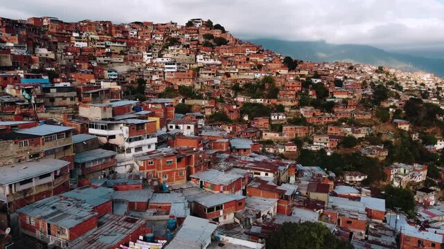 Vista a&eacute;rea desde drone de casas humildes en barrio de caracas Venezuela. Viviendas construidas por bloques de arcilla, cemento y zinc en las monta&ntilde;as mas altas de la ciudad